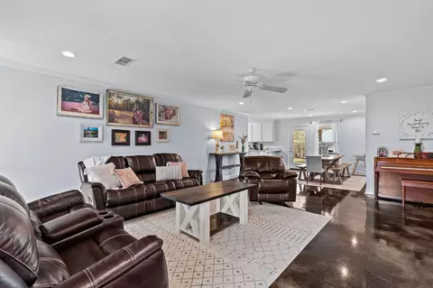 Living - 18 L Williamson Rd, Sumrall, MS 39482 photo 1 of 4