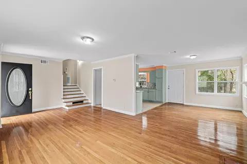 Living - 237 Stephen Ave, Laurel, MS 39440 photo 3 of 3