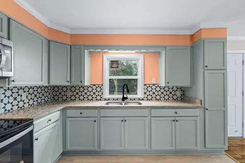 Kitchen - 237 Stephen Ave, Laurel, MS 39440 photo 2 of 5
