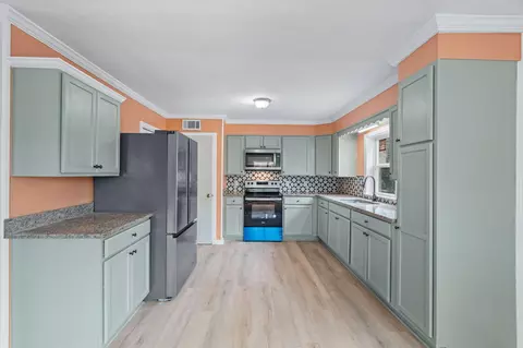 Kitchen - 237 Stephen Ave, Laurel, MS 39440 photo 4 of 5