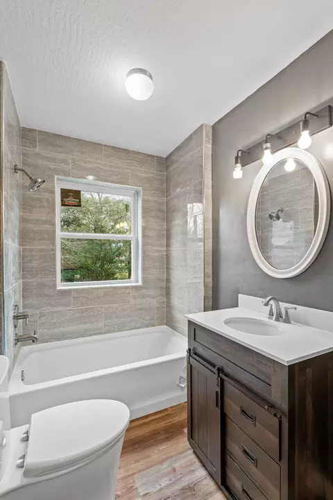 Bath - 237 Stephen Ave, Laurel, MS 39440 photo 2 of 2