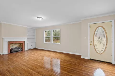 Living - 237 Stephen Ave, Laurel, MS 39440 photo 2 of 3