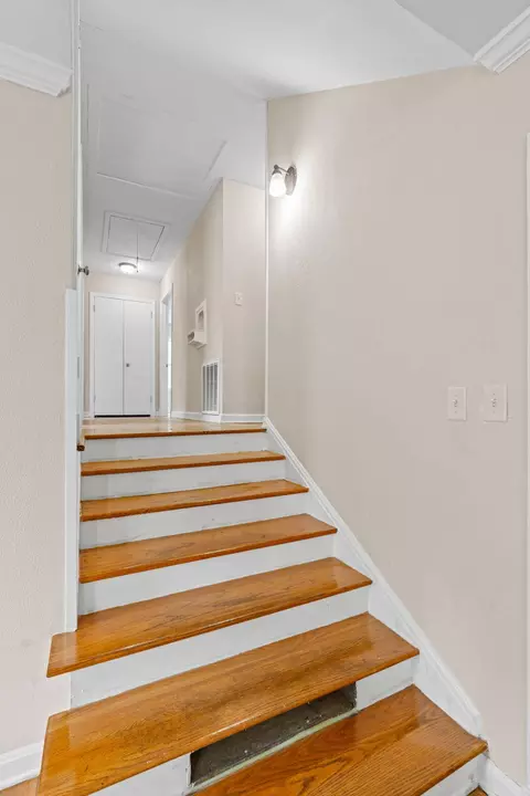 Entry Way - 237 Stephen Ave, Laurel, MS 39440 photo 1 of 2