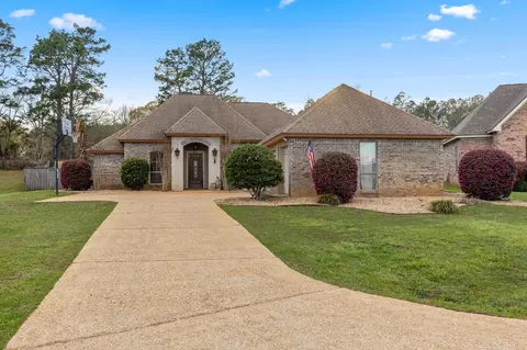 37 W Chanticleer Dr, Hattiesburg, MS 39402