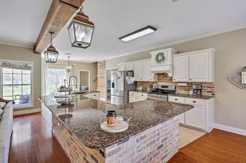 Kitchen - 117 Stratford Dr, Brandon, MS 39042 photo 1 of 5