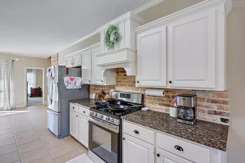 Kitchen - 117 Stratford Dr, Brandon, MS 39042 photo 5 of 5