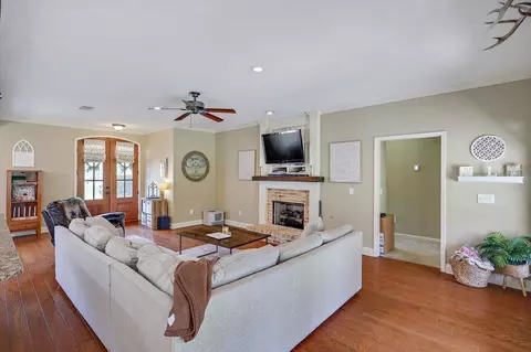 Living - 117 Stratford Dr, Brandon, MS 39042 photo 2 of 3