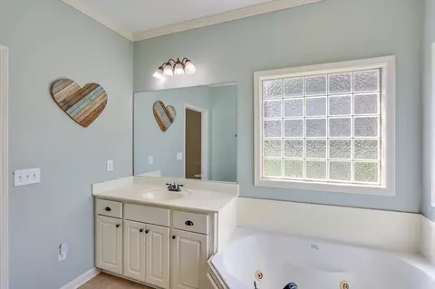 Bath - 117 Stratford Dr, Brandon, MS 39042 photo 1 of 4