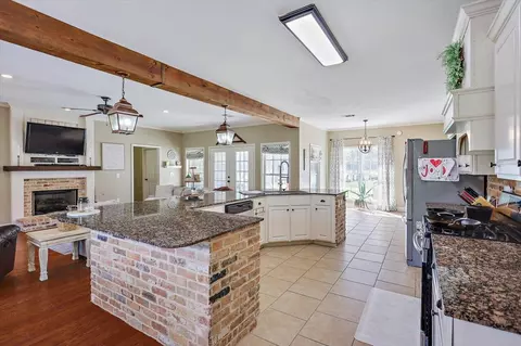 Kitchen - 117 Stratford Dr, Brandon, MS 39042 photo 2 of 5