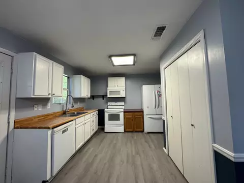 Kitchen - 21 Freeman Rd, Laurel, MS 39443 photo 2 of 2