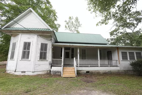 Exterior - 404 First St E, New Augusta, MS 39462 photo 2 of 15