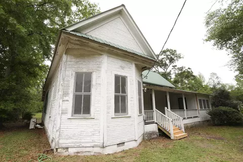 Exterior - 404 First St E, New Augusta, MS 39462 photo 4 of 15