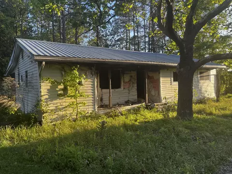 81 Gulledge Dr, Collins, MS 39428