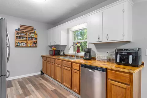 Kitchen - 24 Jordan Ln, Sumrall, MS 39482 photo 3 of 7
