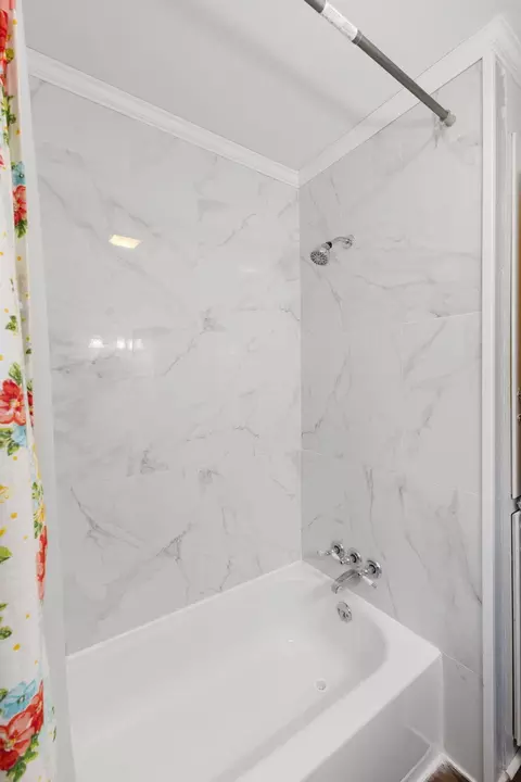 Bath - 75 Meadowlane Dr, Laurel, MS 39440 photo 2 of 2