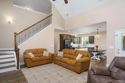 Living - 9 Cooper Rd, Laurel, MS 39443 photo 2 of 3