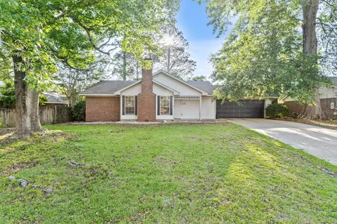 105 Comanche Dr, Hattiesburg, MS 39402
