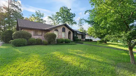 810 Monterrey Ln, Hattiesburg, MS 39402
