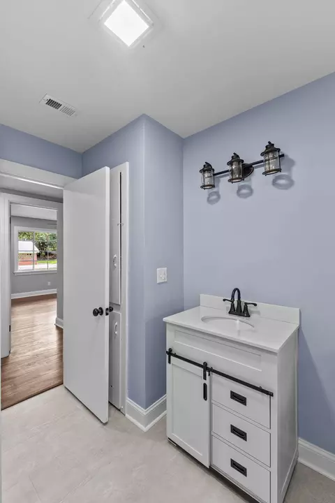 Bath - 205 Stephens Ave, Laurel, MS 39440 photo 3 of 3