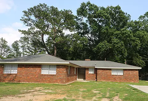 204 Weathersby Rd, Hattiesburg, MS 39402