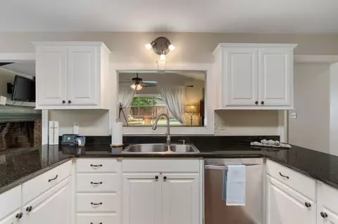 Kitchen - 3315 Franklin Ave, Laurel, MS 39440 photo 3 of 4