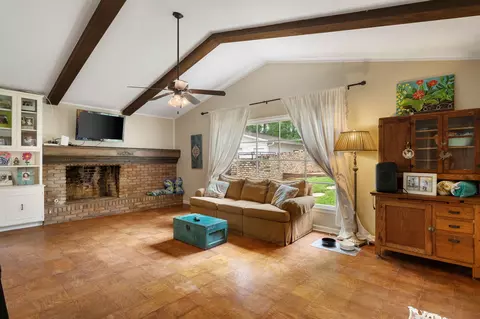 Living - 3315 Franklin Ave, Laurel, MS 39440 photo 2 of 4