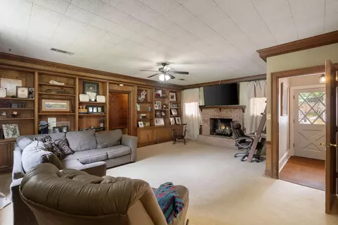 Living - 3315 Franklin Ave, Laurel, MS 39440 photo 3 of 4