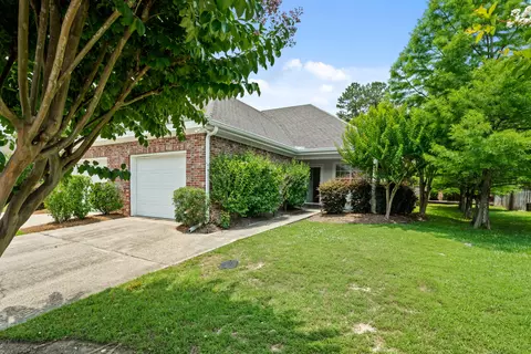 305 Sweetwater Ln, Hattiesburg, MS 39402