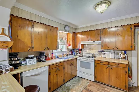 Kitchen - 243 Hosey Rd, Magee, MS 39111 photo 2 of 4