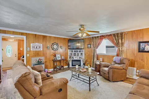Living - 243 Hosey Rd, Magee, MS 39111 photo 2 of 4
