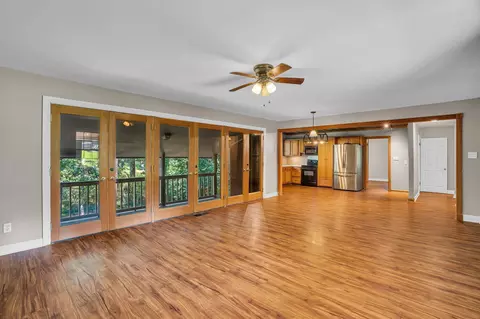 Living - 3307 Pinehaven Dr, Laurel, MS 39440 photo 2 of 4