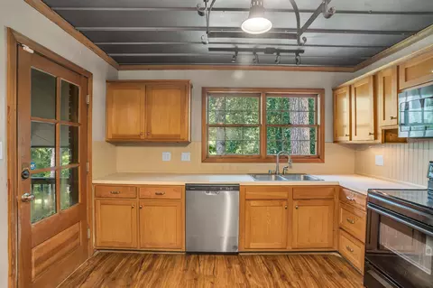 Kitchen - 3307 Pinehaven Dr, Laurel, MS 39440 photo 2 of 3