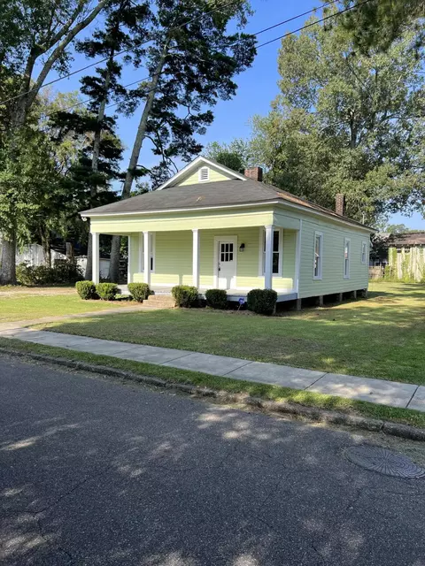 909 Garden Ave, Columbia, MS 39429