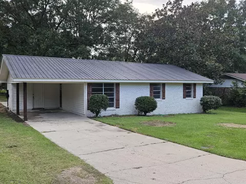 1203 Dawn Dr, Ellisville, MS 39437