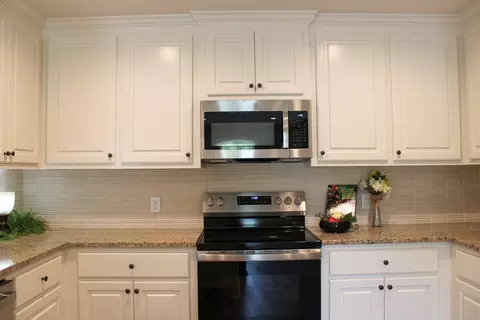 Kitchen - 42 N Slade Rd, Sumrall, MS 39482 photo 3 of 4