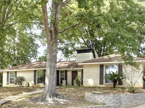 100 Hampton Cir, Hattiesburg, MS 39401