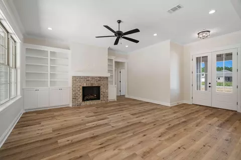 Living - 12 Redmont Dr, Sumrall, MS 39482 photo 2 of 3