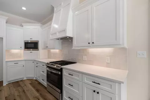 Kitchen - 12 Redmont Dr, Sumrall, MS 39482 photo 2 of 2