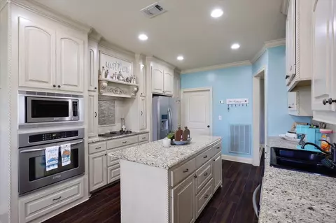 Kitchen - 105 Madison Pl, Magee, MS 39111 photo 4 of 5
