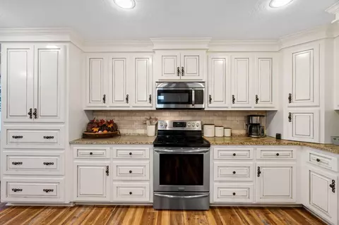 Kitchen - 209 N Slade Rd, Sumrall, MS 39482 photo 4 of 9