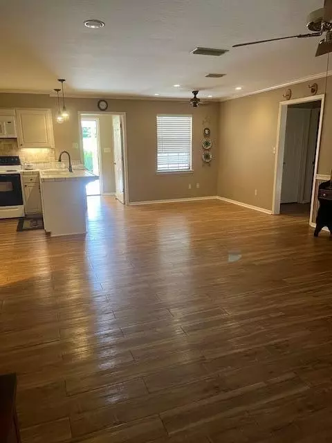 Living - 3271 Us-11, Laurel, MS 39443 photo 1 of 2