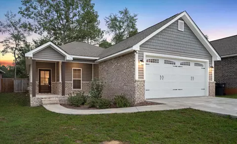 32 N Barnes Field Rd, Hattiesburg, MS 39402