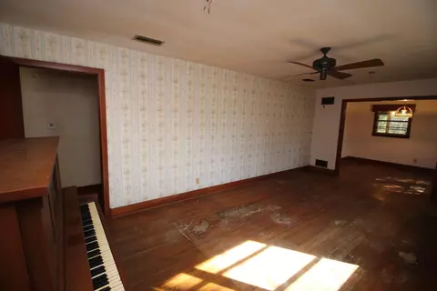 Living - 611 Garden Dr, Laurel, MS 39440 photo 3 of 8