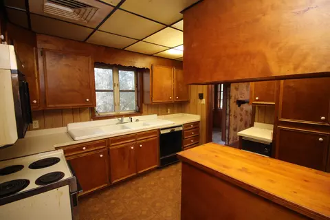 Kitchen - 611 Garden Dr, Laurel, MS 39440 photo 2 of 7