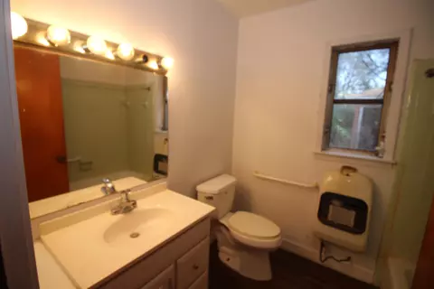 Bath - 611 Garden Dr, Laurel, MS 39440 photo 3 of 3