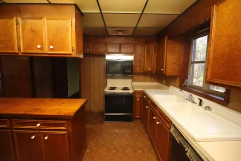 Kitchen - 611 Garden Dr, Laurel, MS 39440 photo 5 of 7