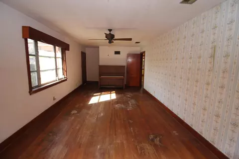 Living - 611 Garden Dr, Laurel, MS 39440 photo 1 of 8