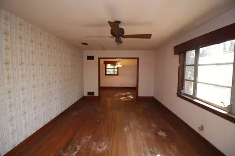 Living - 611 Garden Dr, Laurel, MS 39440 photo 2 of 8