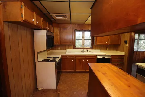 Kitchen - 611 Garden Dr, Laurel, MS 39440 photo 1 of 7