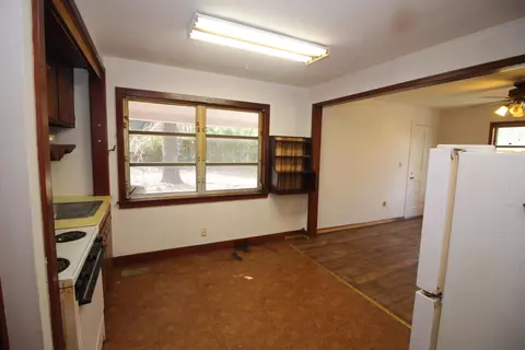 Kitchen - 611 Garden Dr, Laurel, MS 39440 photo 6 of 7